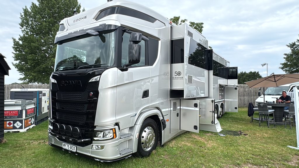 26 tonne horsebox external with extended sides