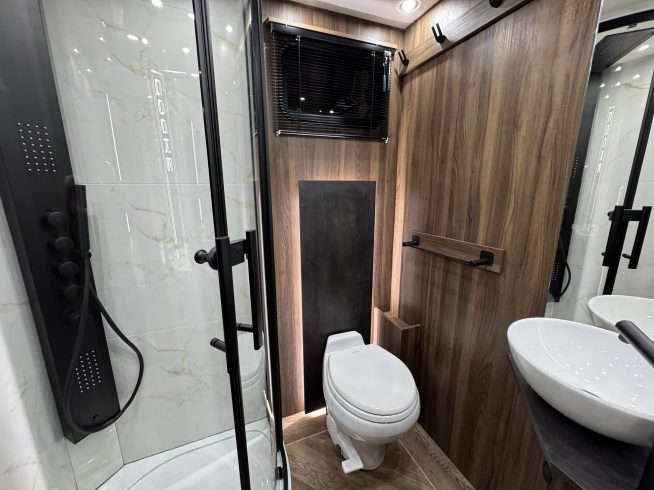 26 TONNE BESPOKE HORSEBOX FOR SALE – MADE TO ORDER