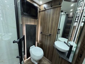 26 tonne horsebox bathroom