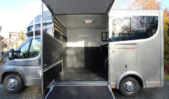 3.5 tonne horsebox countryman side ramp