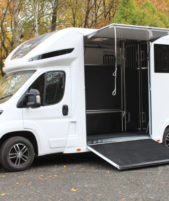 3.5t horsebox white side door open