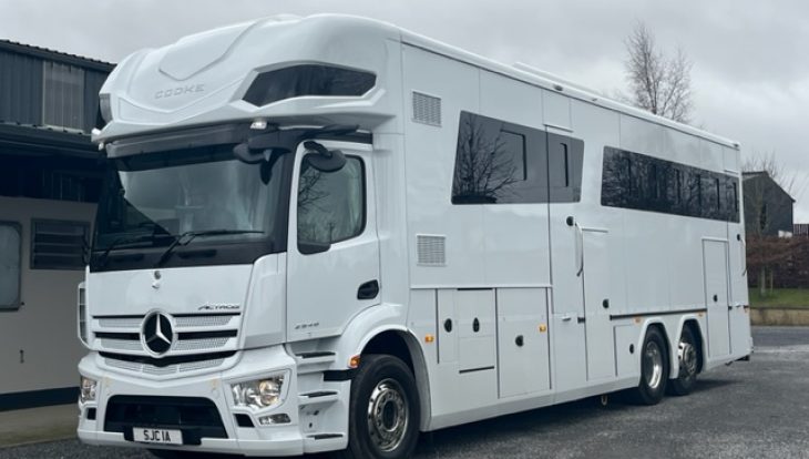 26 tonne horsebox side view external photo