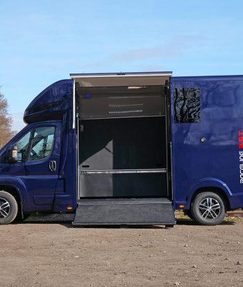 3.5 t horsebox sideview door open