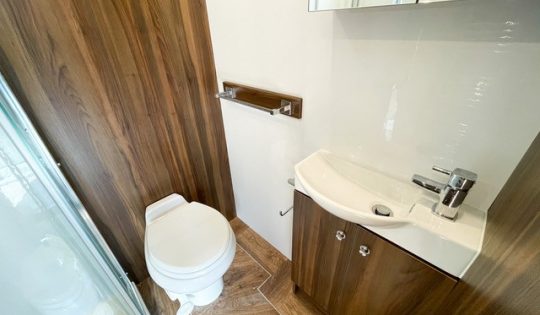 18 tonne horsebox bathroom