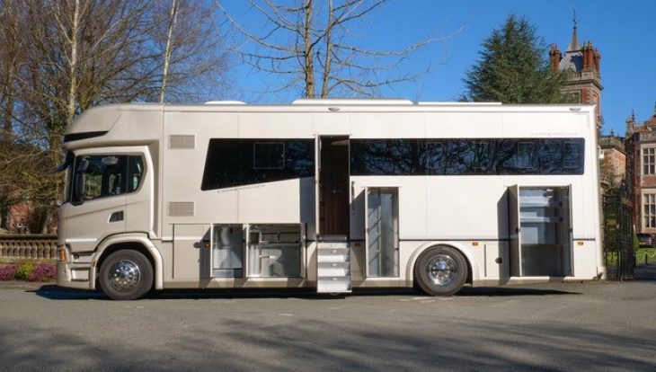 18 tonne horsebox side exterior