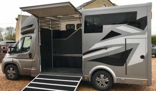 4.5 tonne horsebox side exterior