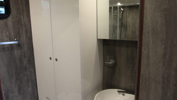 18 tonne horsebox platinum bathroom storage