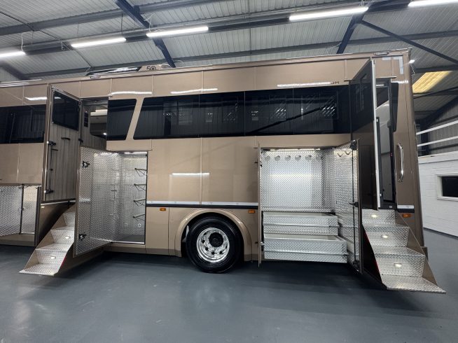 18 TONNE BESPOKE HORSEBOX FOR SALE – MADE TO ORDER