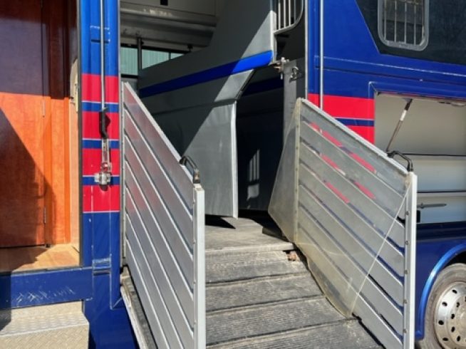 26T AKX (STEPHEX) MAN TGX 26-360 AUTO – 7 STALL HORSEBOX