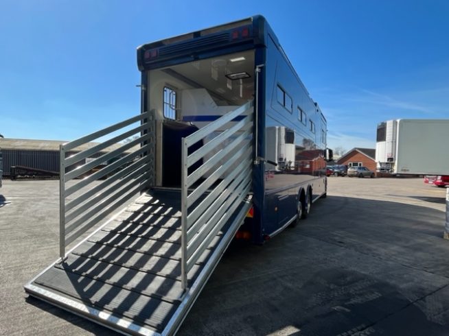 26T AKX (STEPHEX) MAN TGX 26-360 AUTO – 7 STALL HORSEBOX
