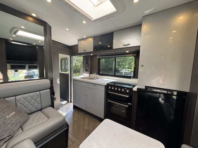 7.5t Cooke Premier Luxury Horsebox