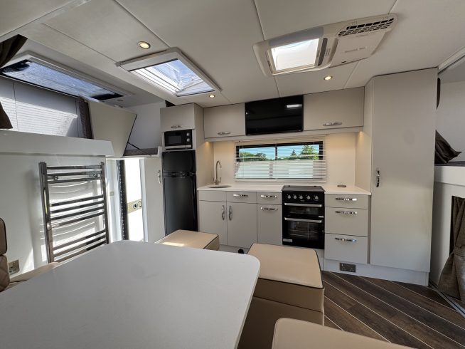 18t Empire Ultimate 5 Horsebox – Scania P320 Auto