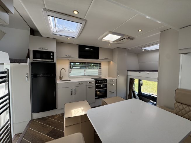 18t Empire Ultimate 5 Horsebox – Scania P320 Auto