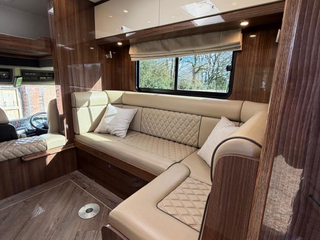 7.5t Cooke Premier Luxury Horsebox