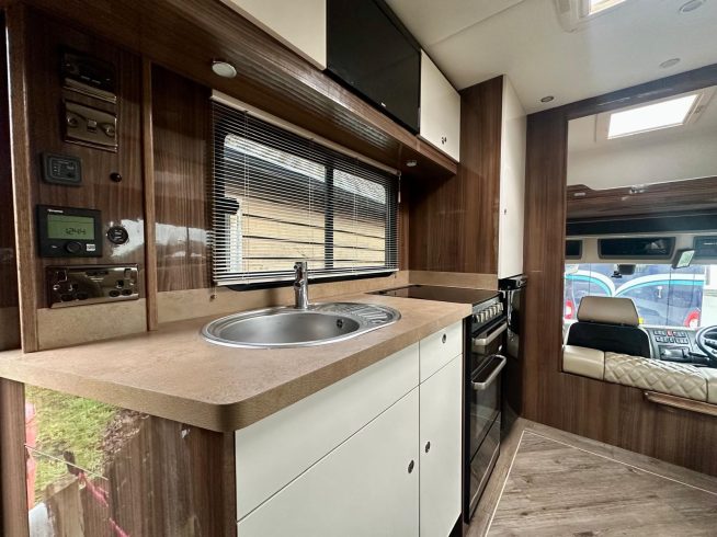 7.5t Cooke Premier Luxury Horsebox