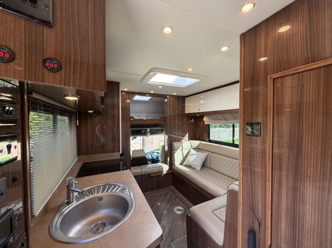 7.5t Cooke Premier Luxury Horsebox